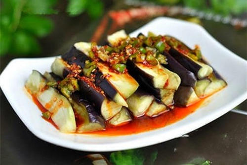 蒸茄子先蒸后炒,蒸茄子整个蒸还是撕开