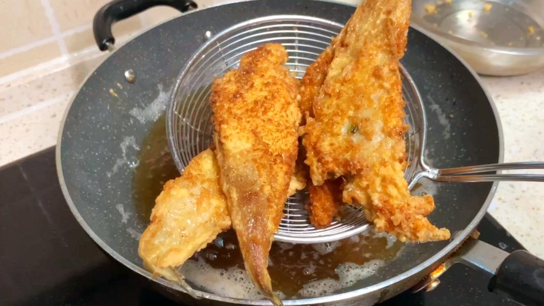 炸鱼只放面粉或淀粉都错了,炸鱼是放淀粉好还是面粉好