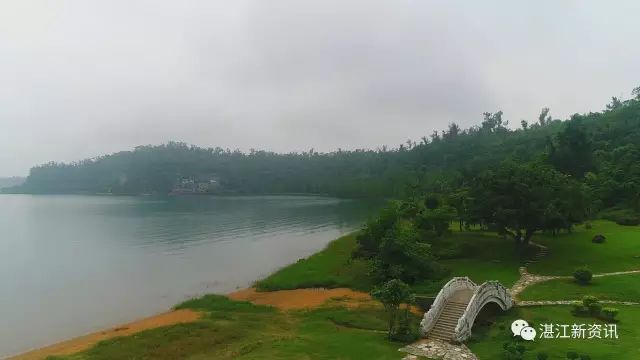蓝天白云湖面碧波荡漾天然氧吧,湖光岩大自然天然氧吧