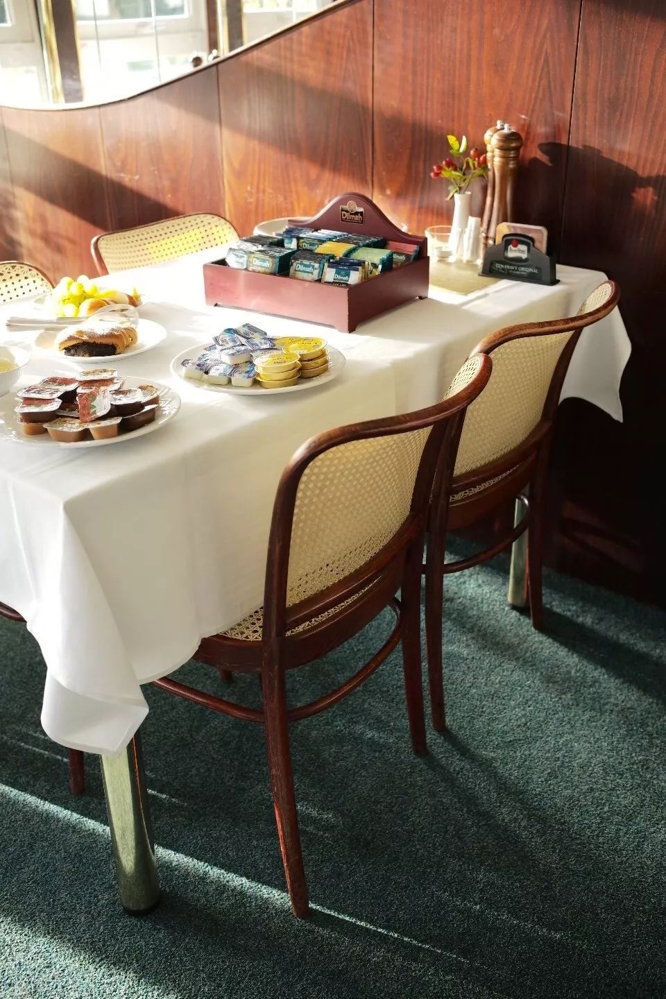 探访TON工厂看经典椅子背后的故事|疯狂24h我们去捷克干了啥?