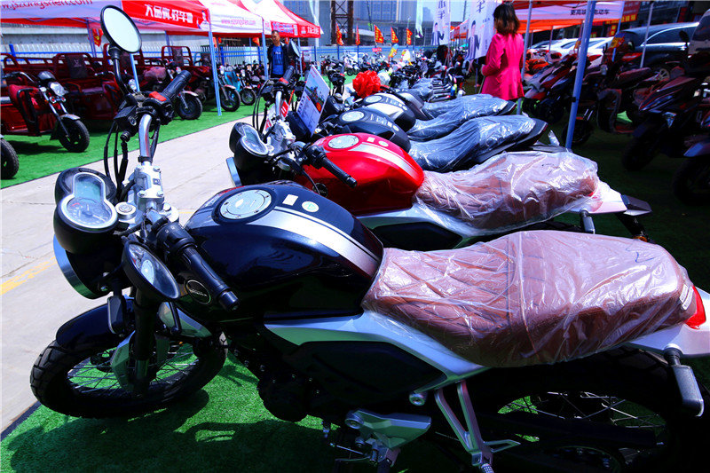 为了带老伴出去游玩方便两千多买了一辆两轮电动车