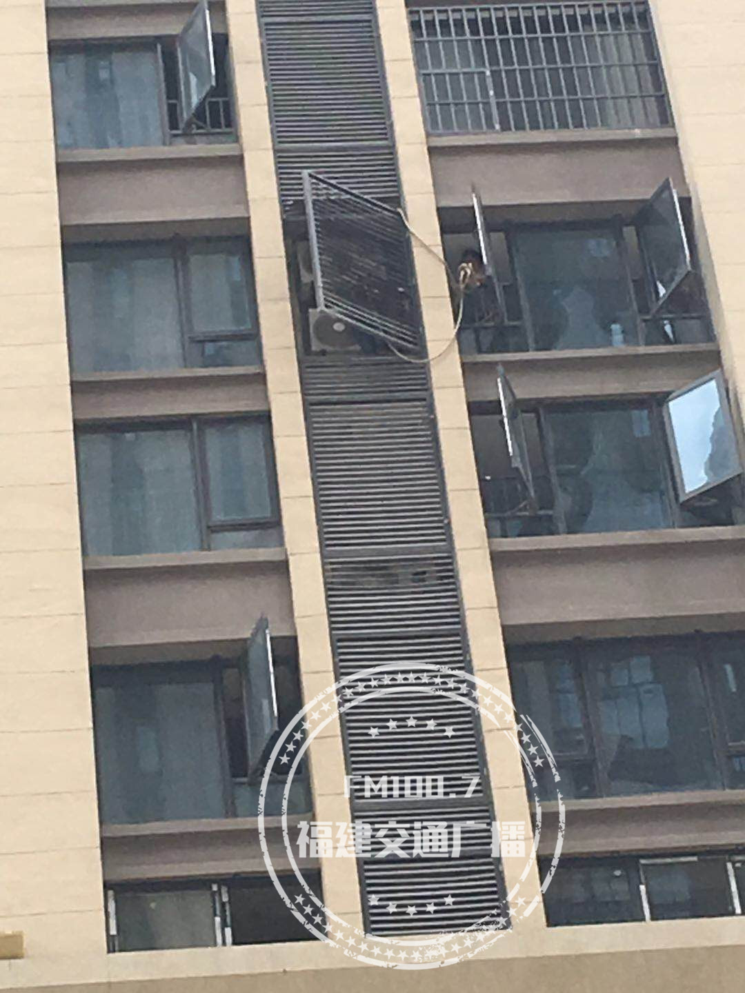 违规安装空调外机影响邻居怎么办,邻居私自拆我家空调外机怎样维权