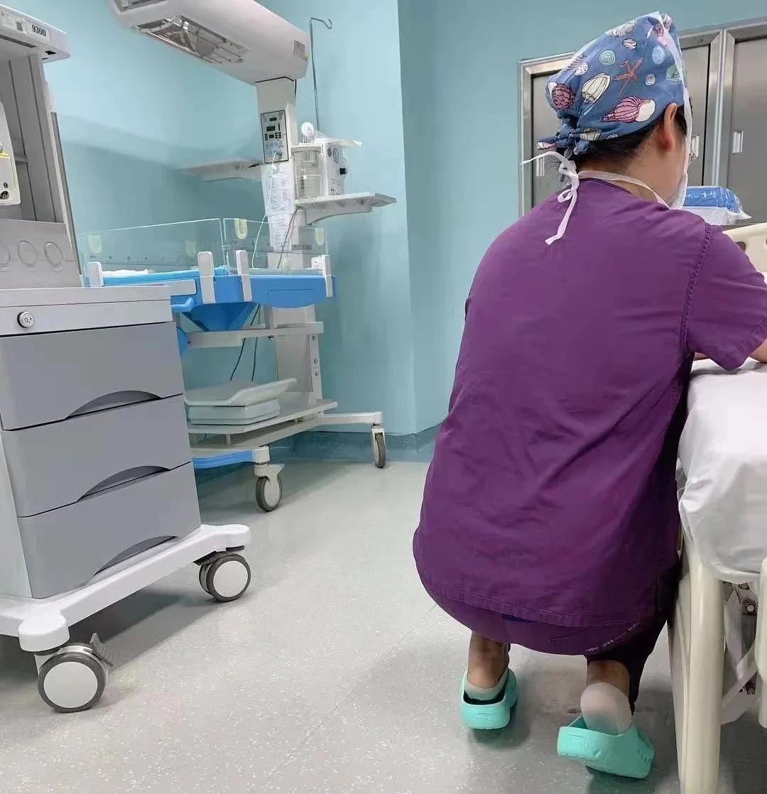 胎儿脐带脱垂命悬一线，医护协力争分夺秒，助准妈妈4分钟平安分娩