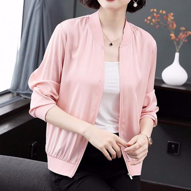 70女人再穷酸,也要打扮!今夏流行“棒球开衫”,薄而不透超美嫩