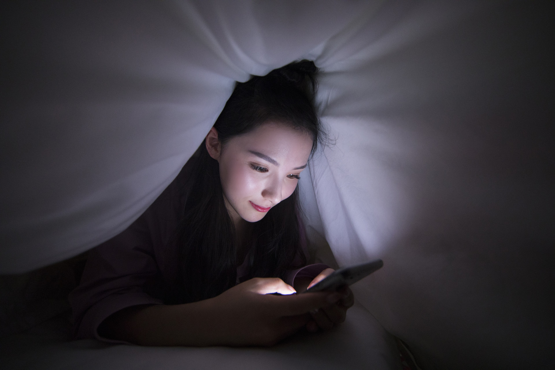 两个动作改善脖子不舒服,低头看手机脖子运动缓解