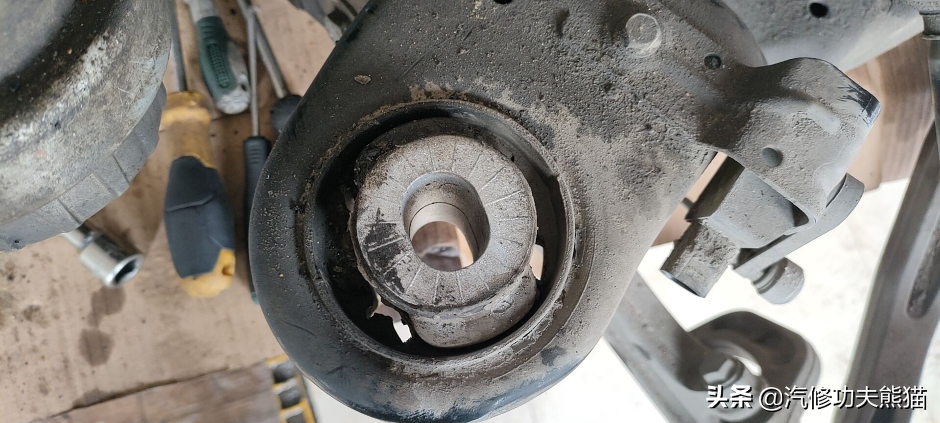 10年奥迪a6l2.0t烧机油维修,奥迪a6l2.0t烧机油吗