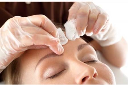 青春期额头长痘痘怎么消除女生,额头太阳穴长痘痘什么原因