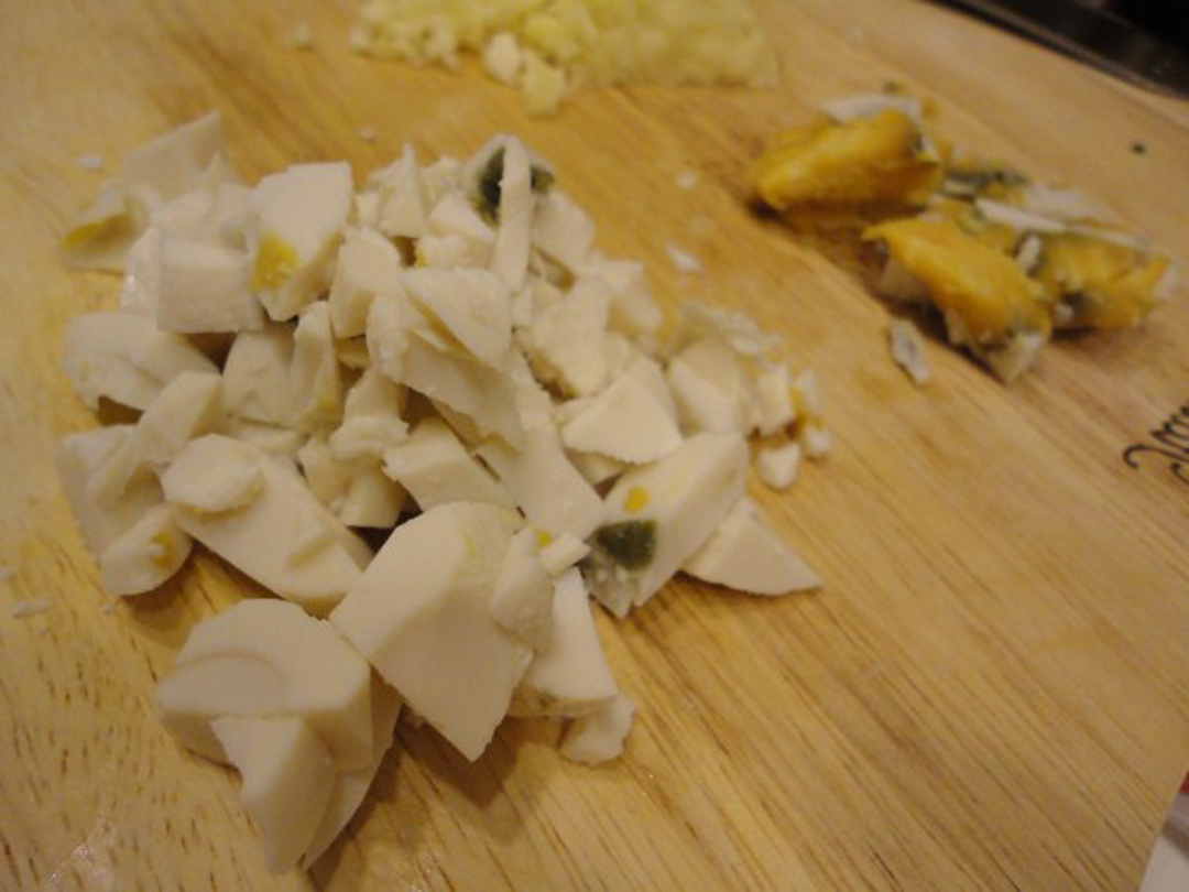 咸蛋煎苦瓜的做法窍门是什么,炒苦瓜味道不大怎么办