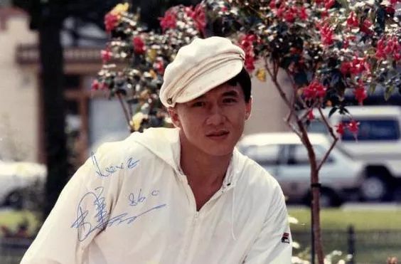 功夫天王变时尚大佬！成龙李小龙昔日穿搭竟引领后世潮流