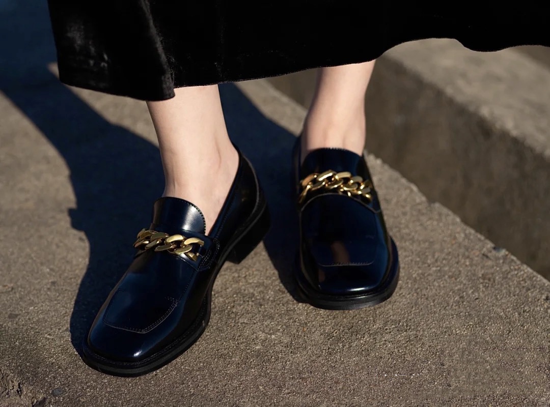 黑色鞋子起皮了怎么修补,小白鞋鞋面变黑怎么处理