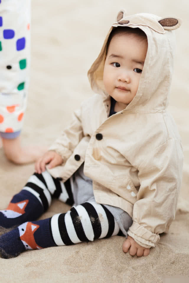 李艾的儿子小灯泡,李艾老公晒娃父子同框儿子超可爱