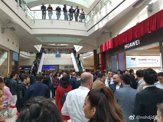 美国宣传华为手机,美国排队购买华为手机