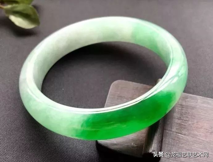 弄碎翡翠被索赔三万多后续,翡翠不小心摔坏了怎么处理