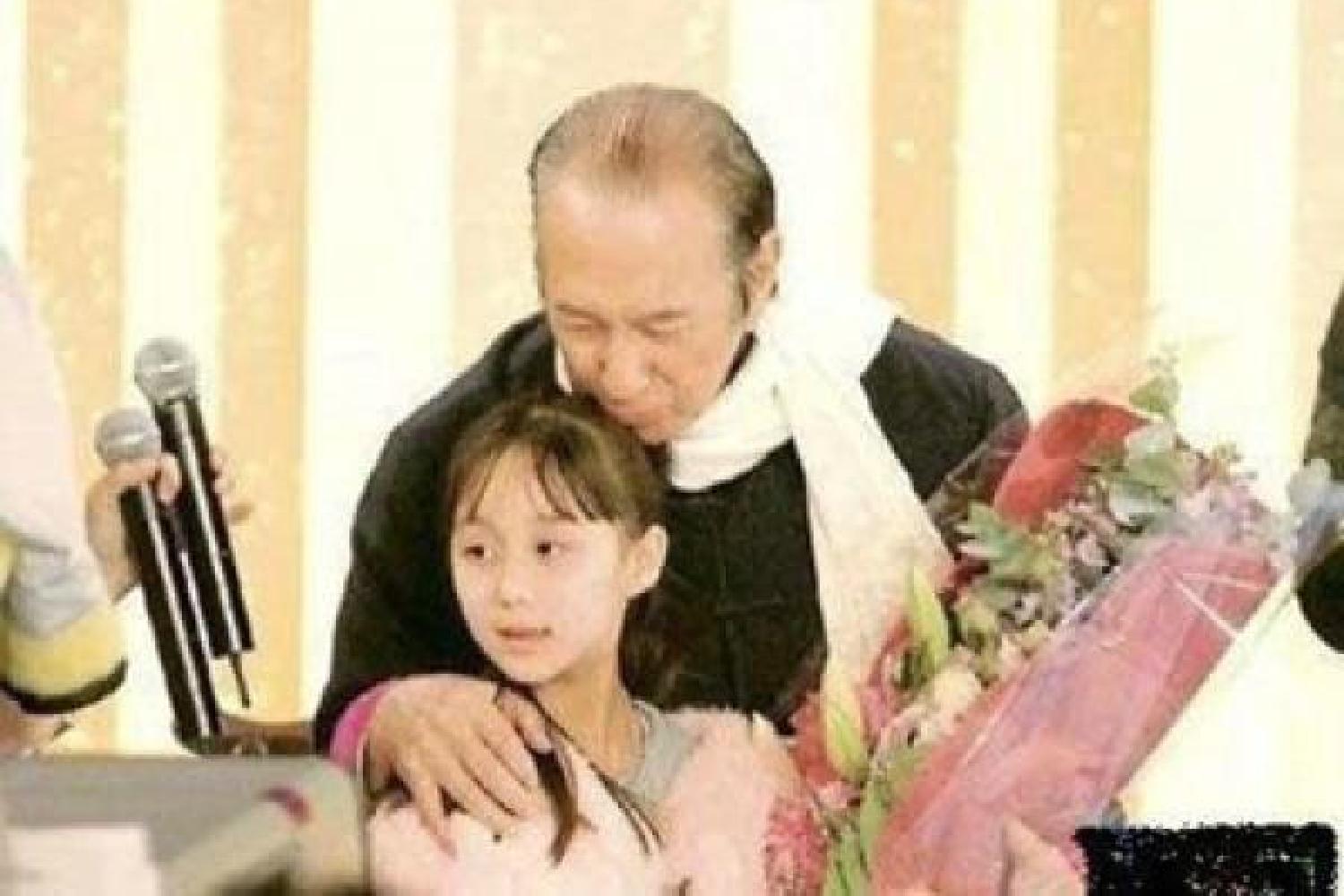 69岁张纪中陪娇妻踢球体力不支,张纪中73岁再当爹