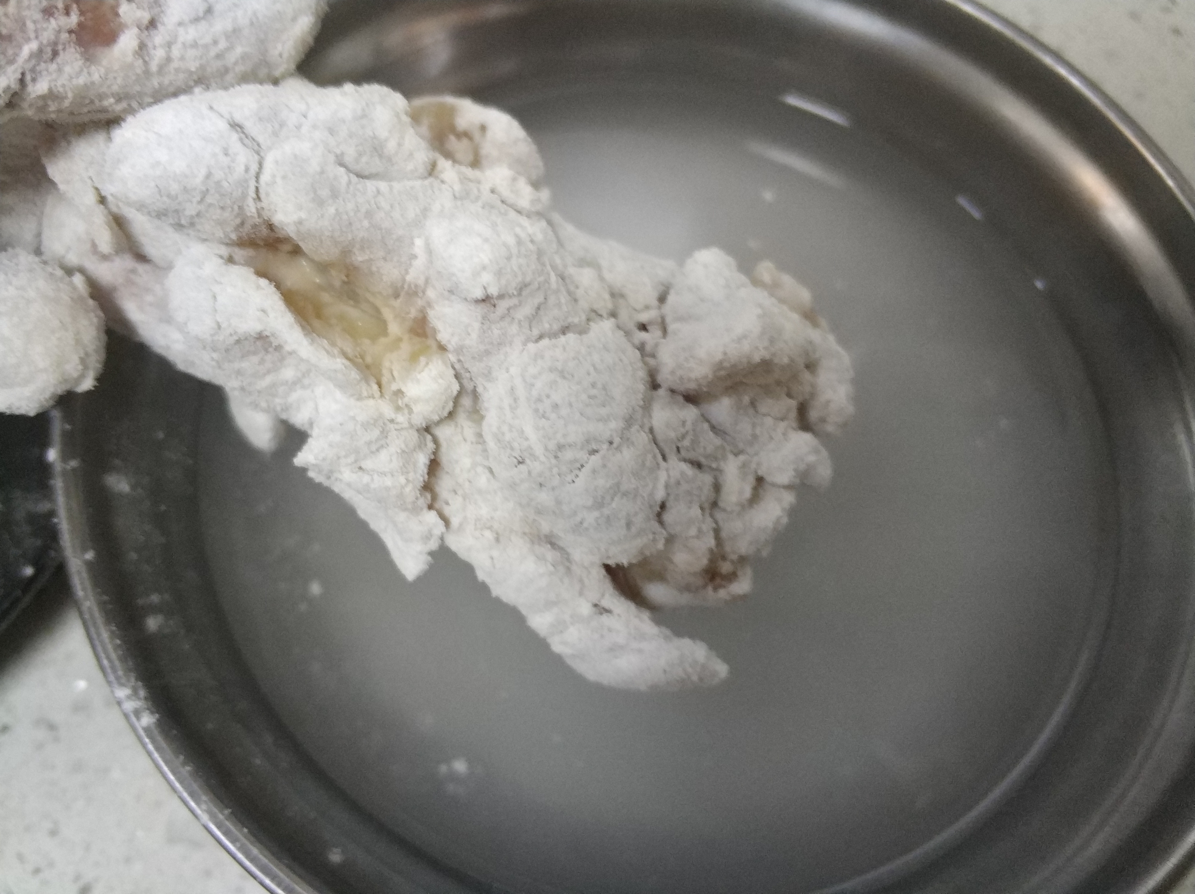 炸鸡鱼鳞片裹粉的做法,炸鸡怎样裹粉才能起鳞视频