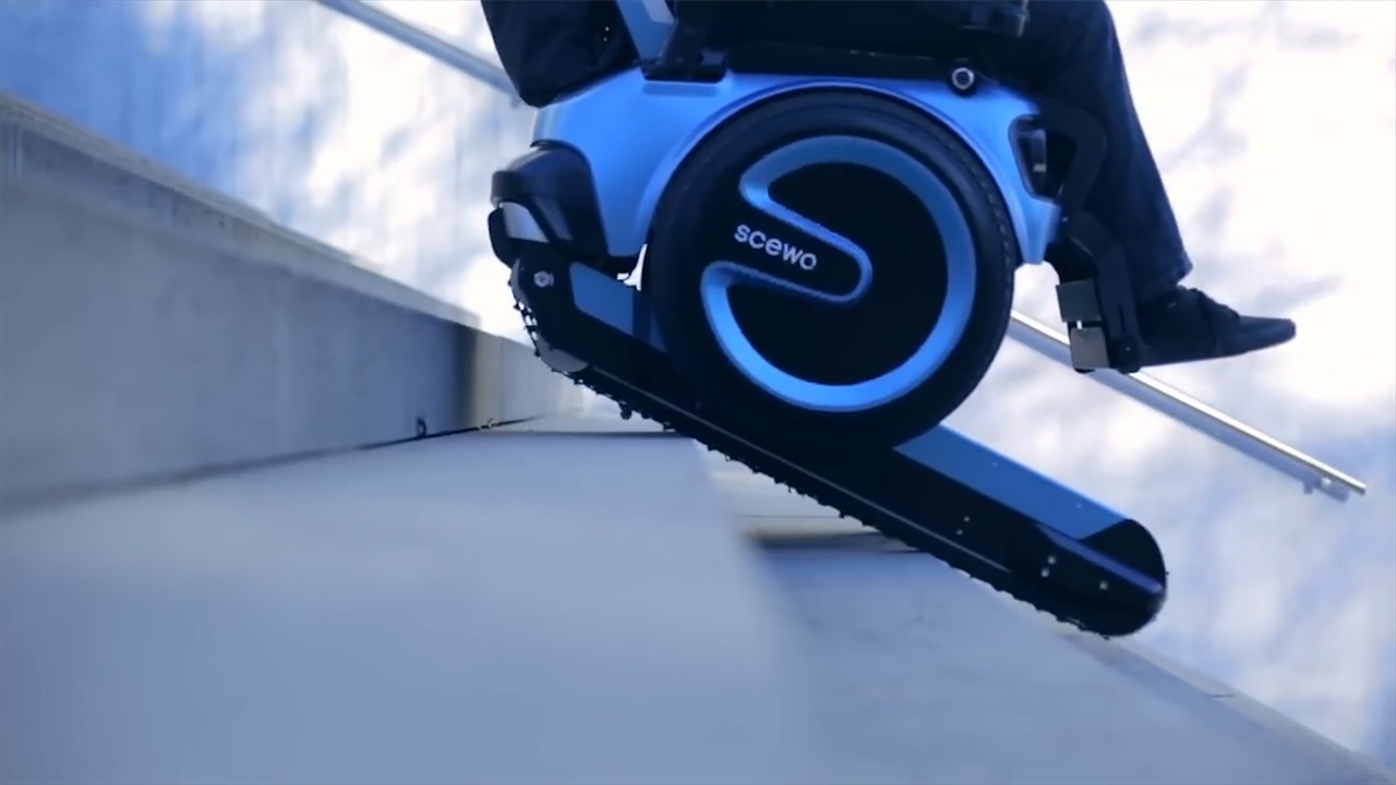 瑞士22岁大学生，发明“自动爬楼梯”轮椅，像坦克的履带？