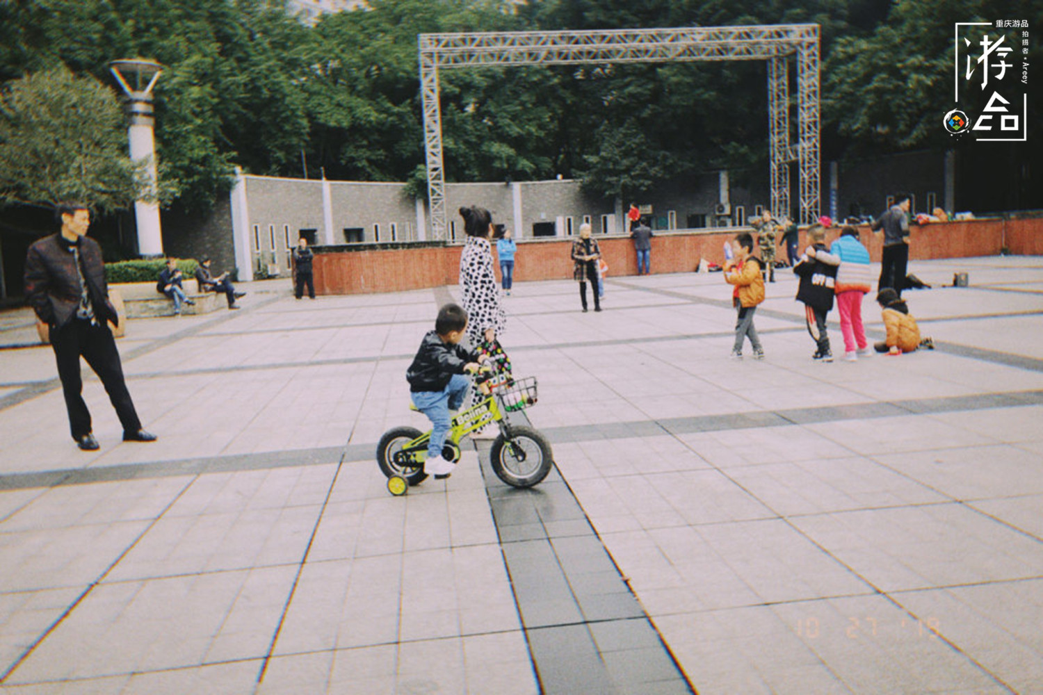 重庆人把自行车当作玩具，在滨江路和奥体中心，体验过租来的快乐