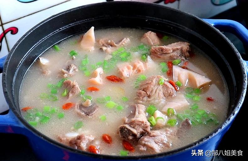 炖排骨时切记不要直接焯水,炖排骨记住不要直接炖