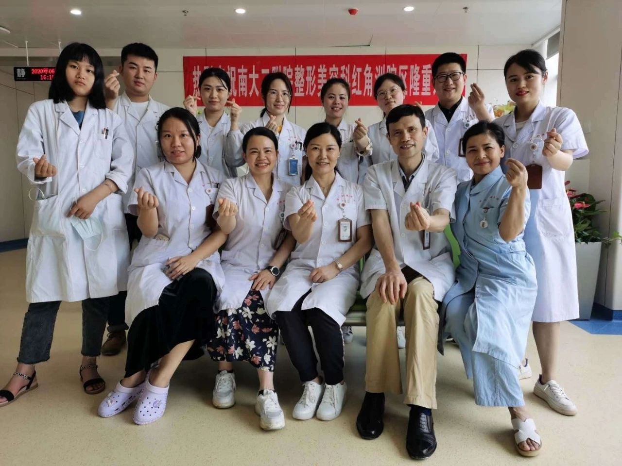 他站起来了改写一段话,他站了起来