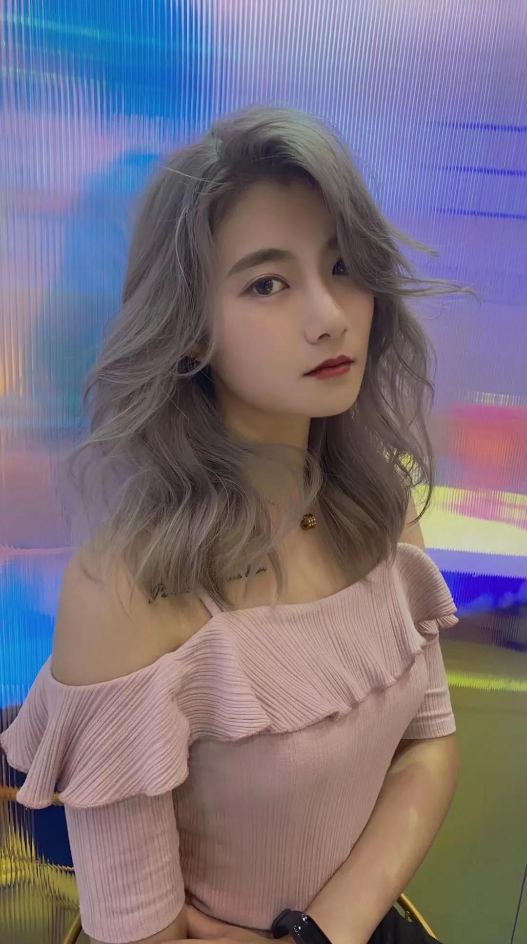 流行发色显白减龄长直发,中长发低调高级显白发色