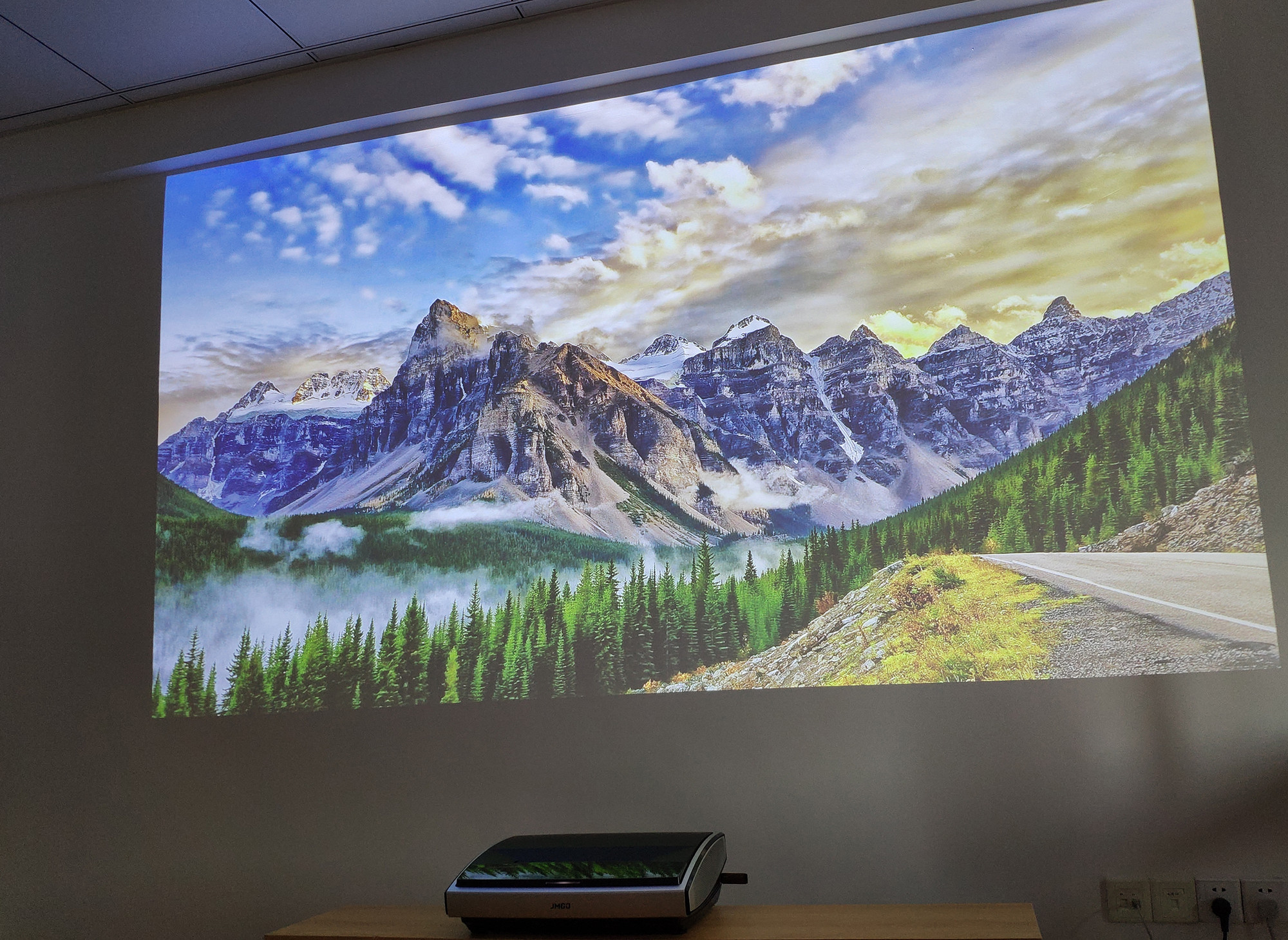 100寸液晶电视与激光电视对比,85寸的选液晶电视还是激光电视