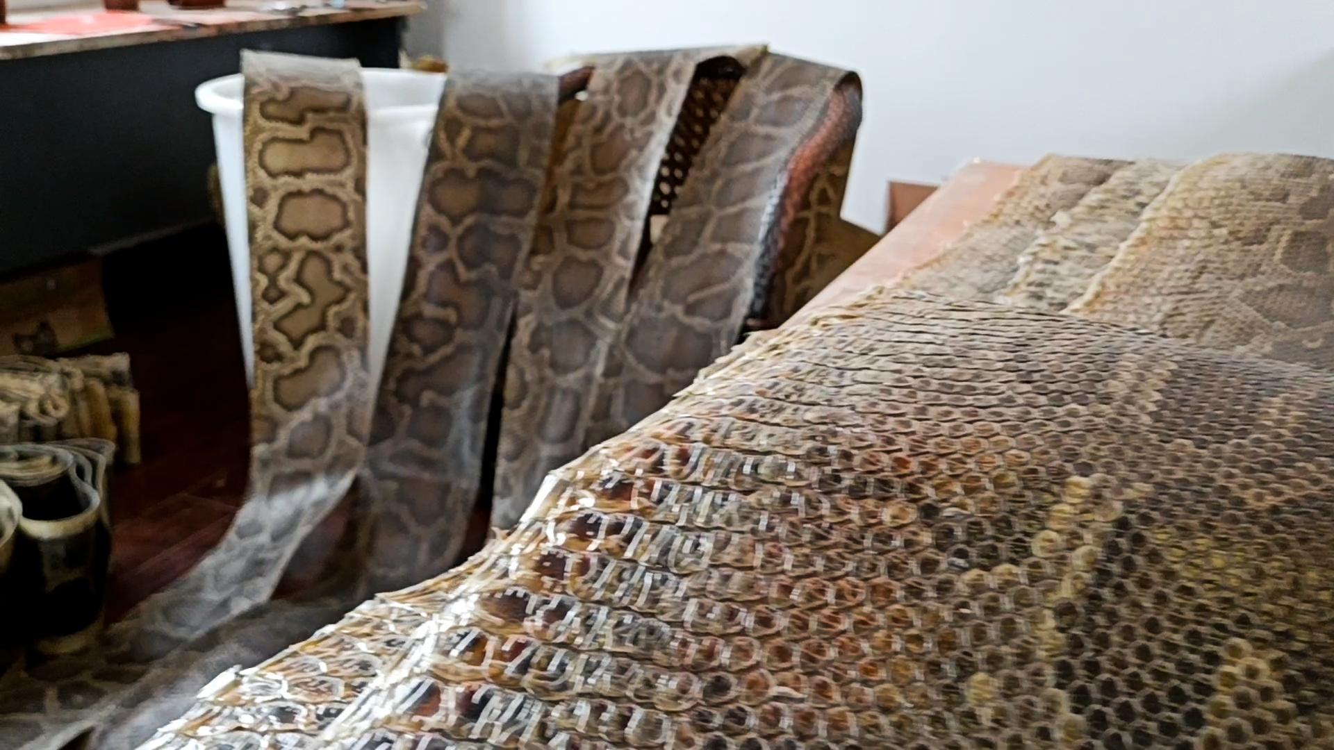 「汉韵二胡」二胡厂家揭秘：传统工艺老红木二胡的纯手工制作工序