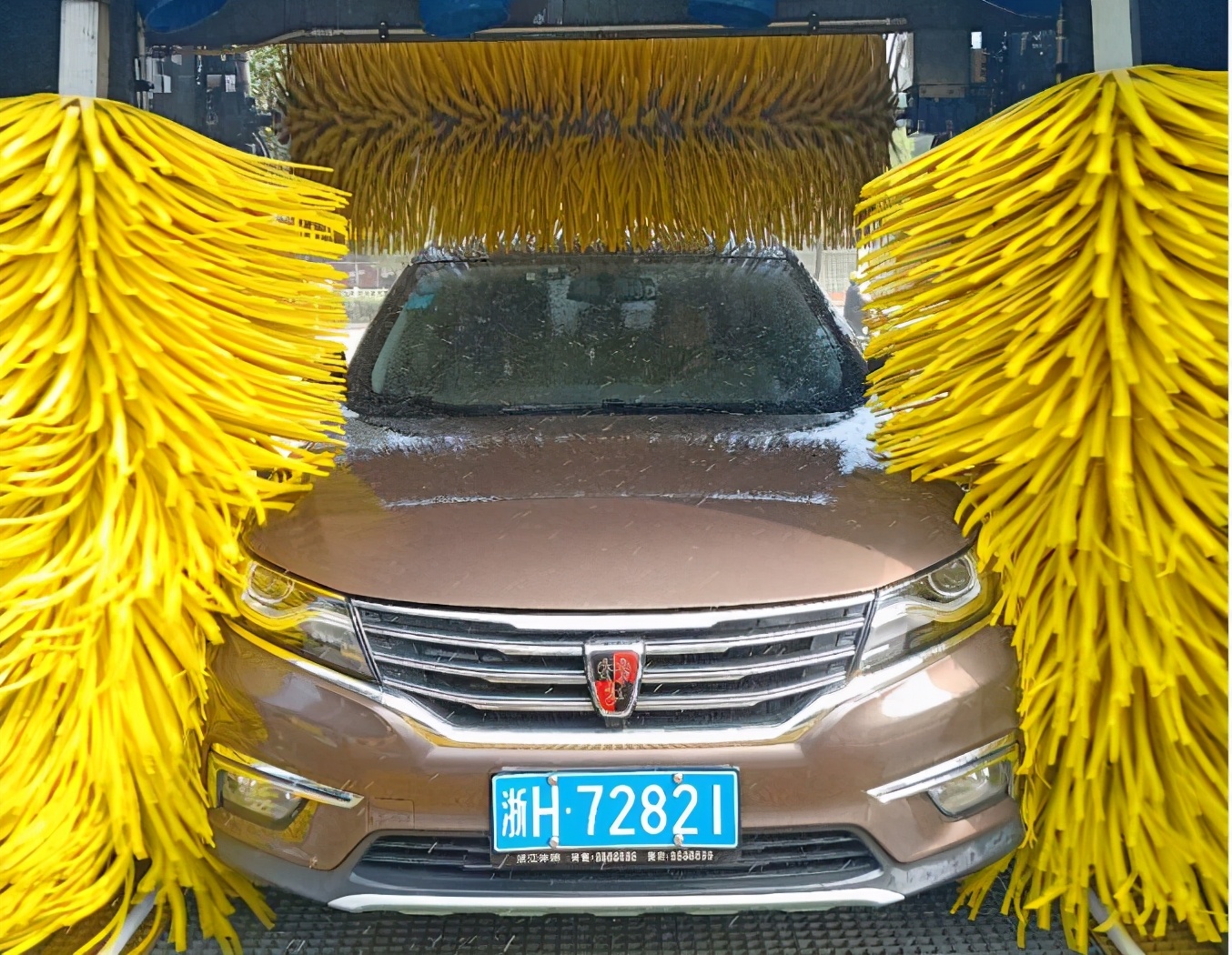 本想加个油,一不小心还蹭了个网红洗车