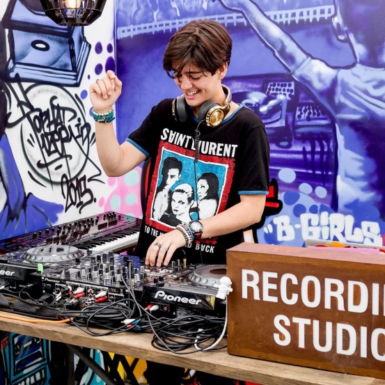 14岁成为英国最小CEO，客户覆盖全球，他的颜值和衣品还不输模特