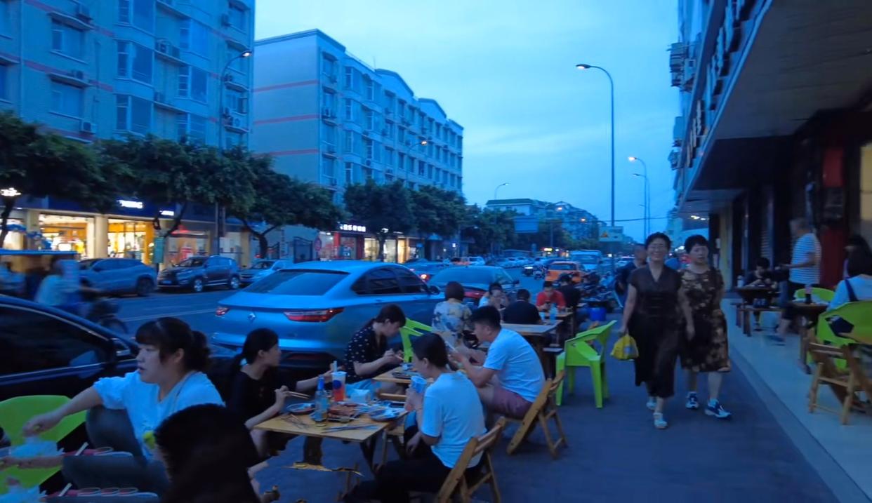 成都一家几十年老街地道烧烤,老街烧烤多少钱一个