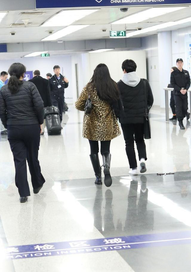 郑秀晶呢子大衣机场穿搭,郑秀晶豹纹
