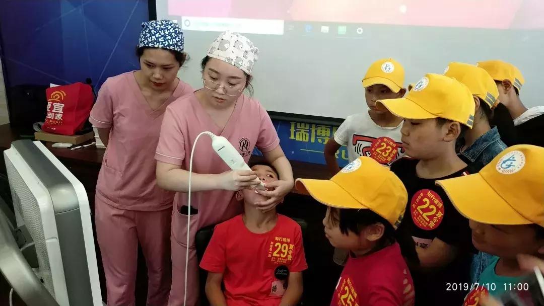 “知行瑞博”和你在一起，体验不一样的夏令营……