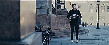 四年级小孩零基础怎么学足球颠球,足球颠球小技巧三年级