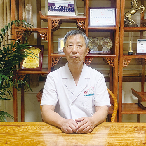 京城老中医提醒：黄腻苔不能以湿热一概而论，需用慧眼辨别虚实