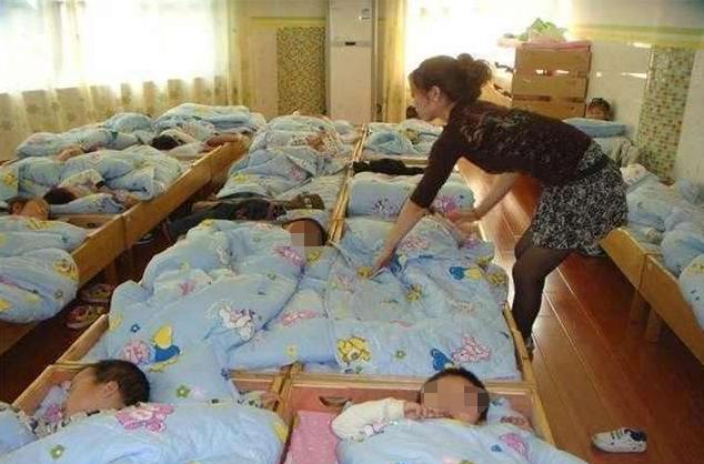 幼儿园午休,3岁男孩脸红满头大汗,女老师掀开被子后很尴尬