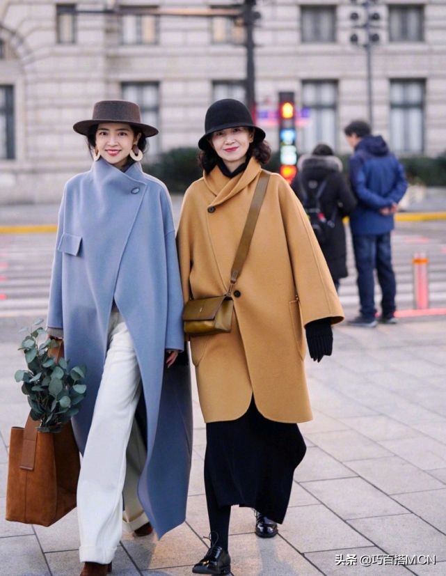 三木母女俩穿衣很时尚很有气质,三木母女最近时尚搭配颗粒绒大衣