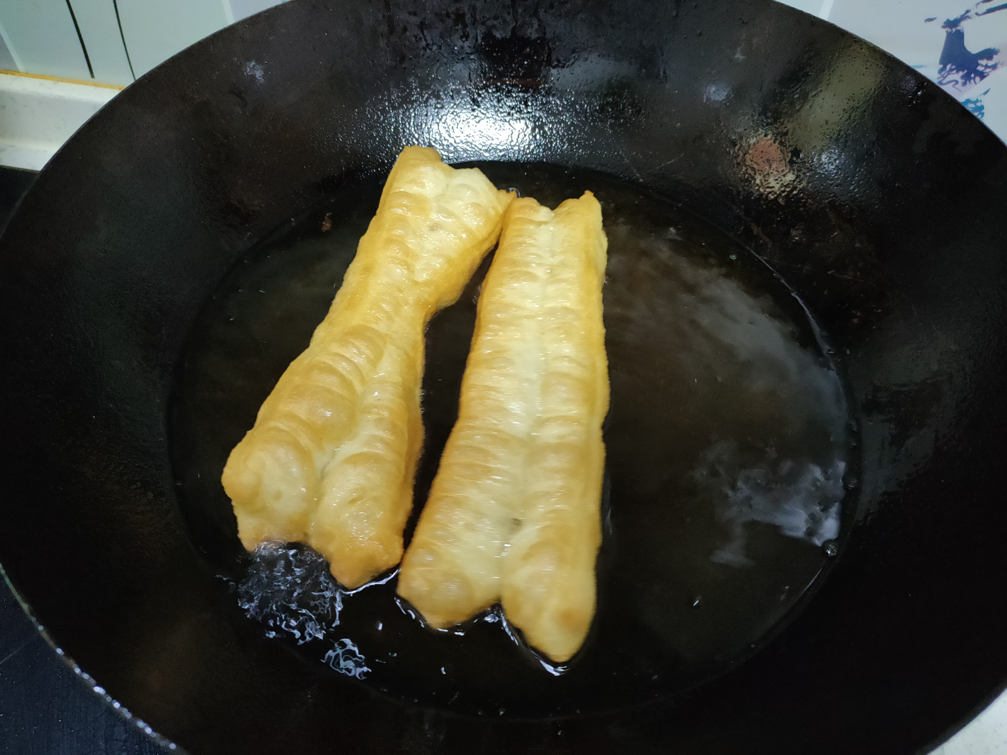 炸油条放了油条蓬松粉还放酵母吗,炸油条发硬不蓬松怎么快速解决