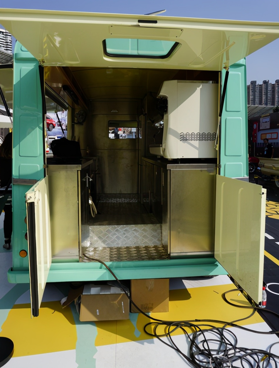 汽车后盖开启方向,汽车后盖的打开按键