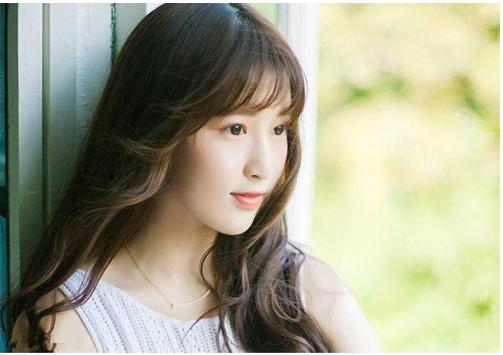 头顶头发稀少怎么弄发型中长发,掩盖头顶发量少的发型