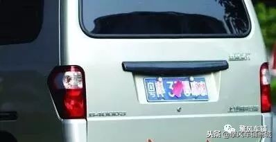 车牌被人故意掰了一半上路,车牌被人故意掰坏可以拘留嘛