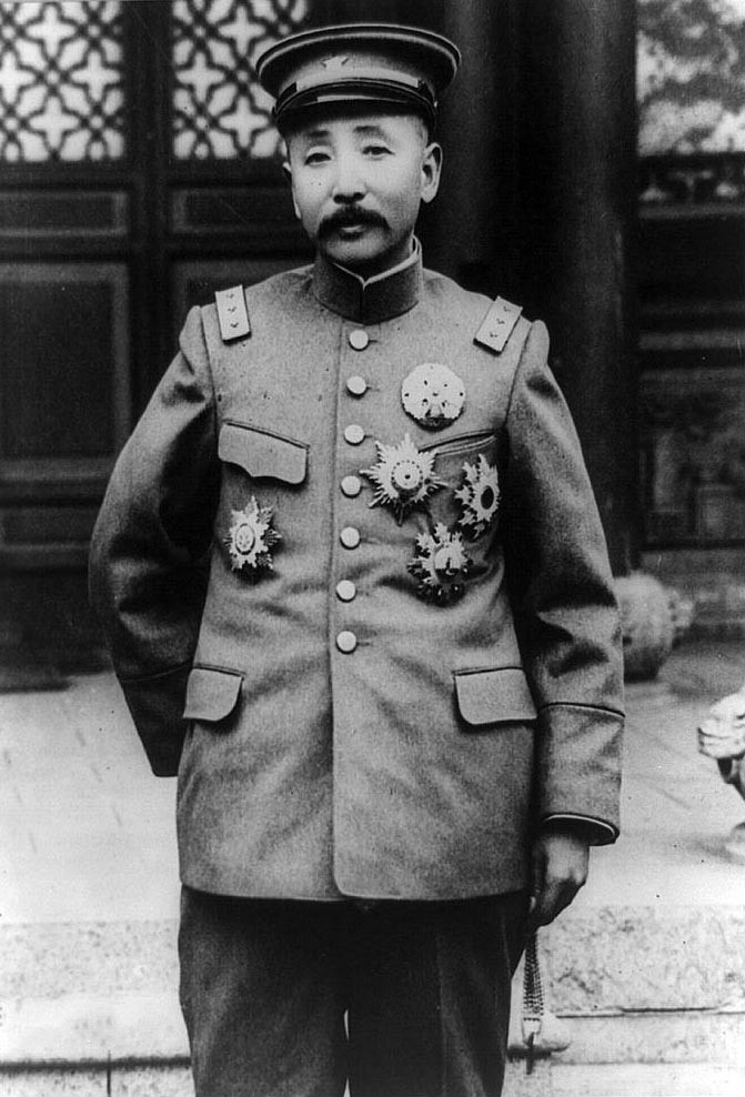 清朝灭亡后,王爷落魄成小贩,毛主席亲批:必须重用