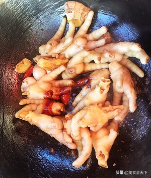 看着电视，吃着自己做出来的卤鸡爪，这种卤鸡爪当零食还不错