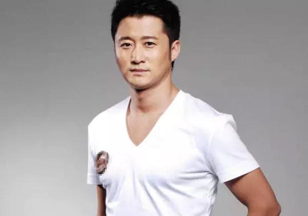 吴京男儿本色一字踢,吴京一字马