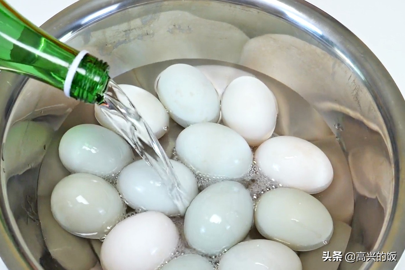 用超简单的方法腌制流油咸鸭蛋,如何腌咸鸭蛋又快又能冒油