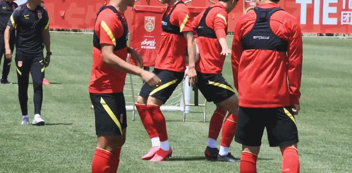 国足不过520改玩对对碰，游戏放松活跃气氛，4对组合谁表现更好