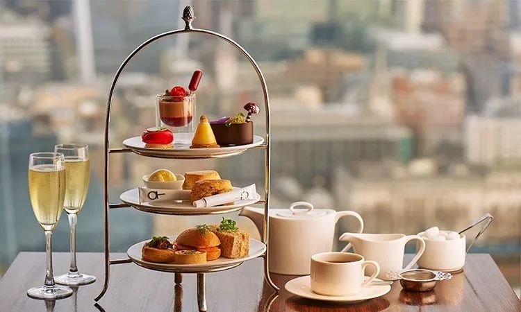 教你基本的西餐礼仪,西餐礼仪视频教程示范入场