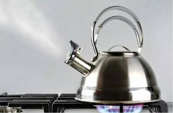 穿尿不湿小孩举杠铃大叫,一个穿尿不湿孩子爬单杠