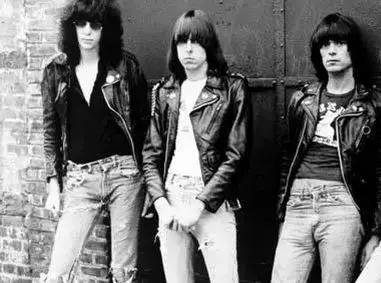 破洞牛仔裤被缝起来了 (妈妈补的破洞牛仔裤)