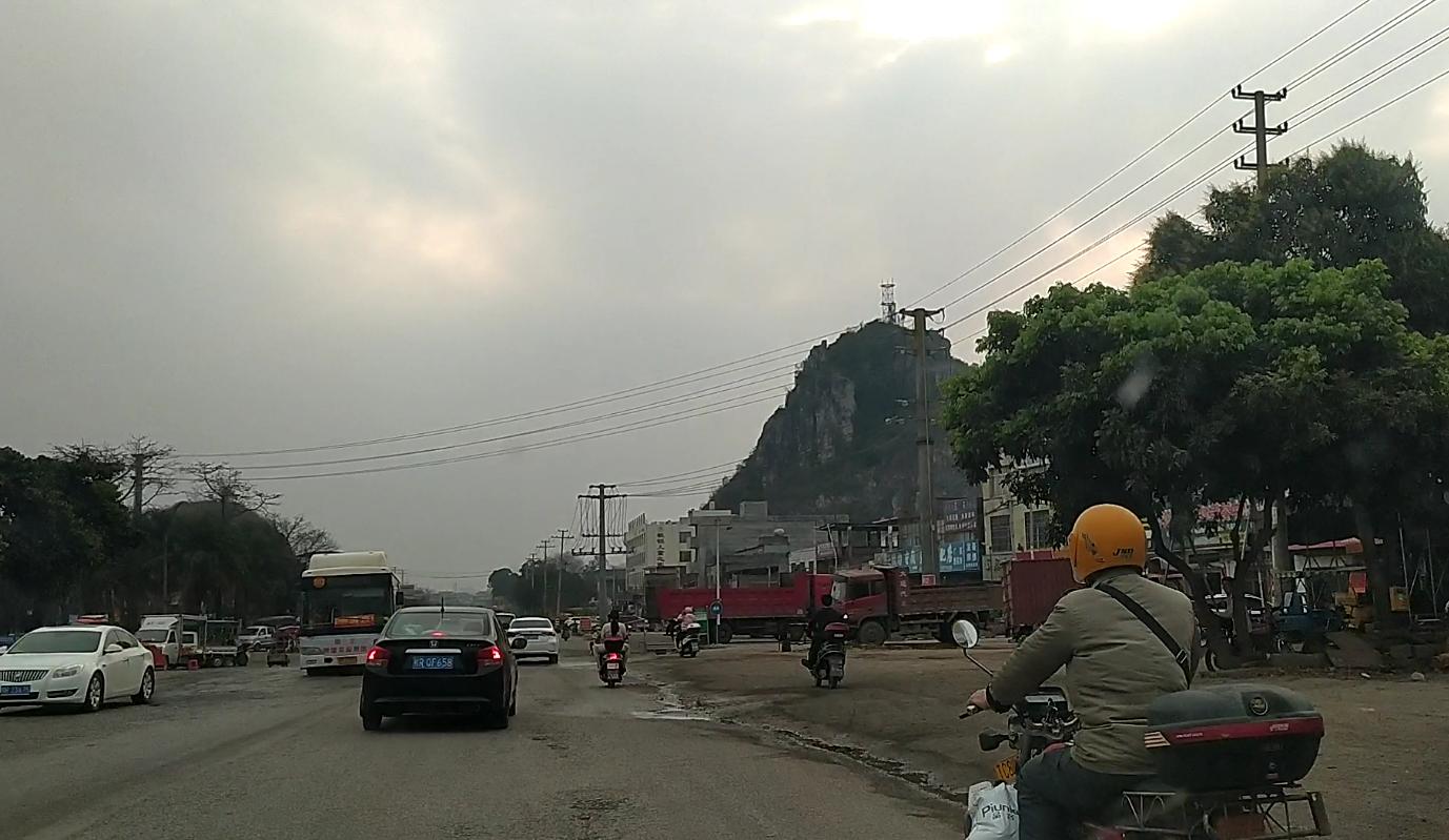 第一次走贵港峡山这条路，感觉和贵港－八塘那条路有得一拼