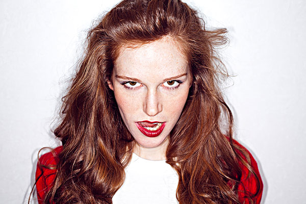 女性舔嘴唇心理学暗示什么,女生舔嘴唇心理学暗示什么