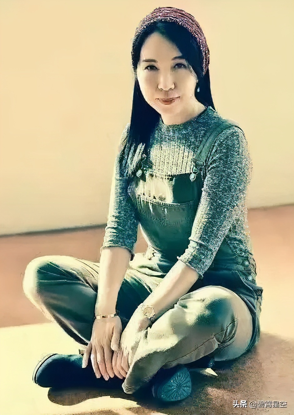 让我坐在一首诗的字里行间，抱紧你银杏树上是发黄的叶片